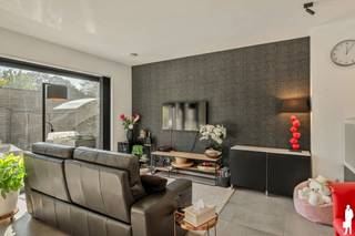 <strong>Instapklaar gelijkvloers appartement met tuin, pal in het centrum van Brasschaat!</strong><br /><br /><span><strong>Indeling:</strong></span><br />
<ul>
<li><strong>Inkomhal </strong>op keramische tegel met <strong>vestiaire </strong>en <strong>gastentoilet </strong>met handenwasser.</li>
<li>Vanuit de inkomhal heeft u tevens toegang tot de <strong>praktische technische berging</strong> met aansluiting voor wasmachine en droogkast.</li>
<li>Lichtrijke <strong>leefruimte </strong>(32m²)<strong> </strong>met open, volledig geïnstalleerde <strong>keuken</strong>, uitgerust met Siemens-toestellen <em>(inductiekookplaat, vaatwasser, combi-microgolfoven en oven).</em> Tevens voorzien van een losstaande Beko-koelkast met twee vrieslades.</li>
<li>Via het kamerbrede schuifraam heeft u rechtstreeks toegang tot de tuin, voorzien van een achterpoortje.</li>
</ul>
<ul>
<li><strong>Masterslaapkamer </strong>(ca. 15 m²) met elektrisch rolluik.</li>
<li><strong>Badkamer </strong>voorzien van een dubbele lavabo, spiegelkast, extra kastruimte en inloopdouche.</li>
<li><strong>Tweede slaapkamer </strong>aan de achterzijde (ca. 8 m²) met ensuite <strong>douchekamer.</strong></li>
</ul>
<span><strong>Algemeen:</strong></span><br />
<ul>
<li>Zeer <strong>centraal gelegen </strong>appartement met alle faciliteiten, zoals bakkers, slagers, supermarkten en overige winkels, op wandelafstand.</li>
<li><strong>Recent appartement </strong>(bouwjaar 2019), voorzien van warmtepomp, ventilatiesysteem en vloerverwarming.</li>
<li>Alle ramen zijn voorzien van geluidswerende beglazing.</li>
<li>Aan de voorzijde is een elektrisch rolluik voorzien, aan de achterzijde <strong>zonnewering </strong>en vliegenramen.</li>
<li><strong>Twee achterliggende autostaanplaatsen en een privatieve kelderberging inbegrepen.</strong></li>
<li>Aparte meters voor water, gas en elektriciteit.</li>
</ul>
<br /><em>* Maandeljkse lasten150 euro/maand - werkkapitaal<br /><strong>*stedenbouwkundige inlichitngen in aanvraag</strong></em>