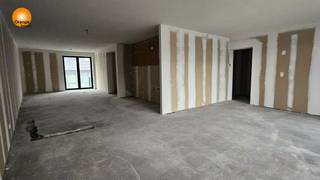 Dit nieuwbouwappartement op de 2de  verdieping heeft 2 slaapkamers, een inkomhal,  een badkamer,  een grote leefruimte met veel lichtinval en...