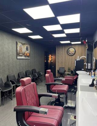 Handelsgelijkvloers (als investering) te koop in de autovrije straat van Diest, Felix Moonsstraat 4.<br /><br />De gelijkvloers heeft een bruikbare oppervlakte van +/- 67m² (bron : epc).<br /><br />De gelijkvloers is ingericht als kapperszaak. Het is de eigenaar van de kapperszaak die zijn eigendom wil verkopen, maar zijn zaak in het pand wil blijven verder uitbaten.<br /> <br />Voorwaarde bij de aankoop : de huidige eigenaar wil een huurovereenkomst afsluiten met de nieuwe eigenaar voor de verdere uitbating van zijn zaak, maw de gelijkvloers wordt verkocht als investering. Verdere details zijn samen met de verkoper te bespreken.<br /><br />EPC : Label B : 283<br /><br />Verkoopprijs : 199.000 €<br /><br />Bijkomende info : 0476/952.716 of dimitri@alvast.be