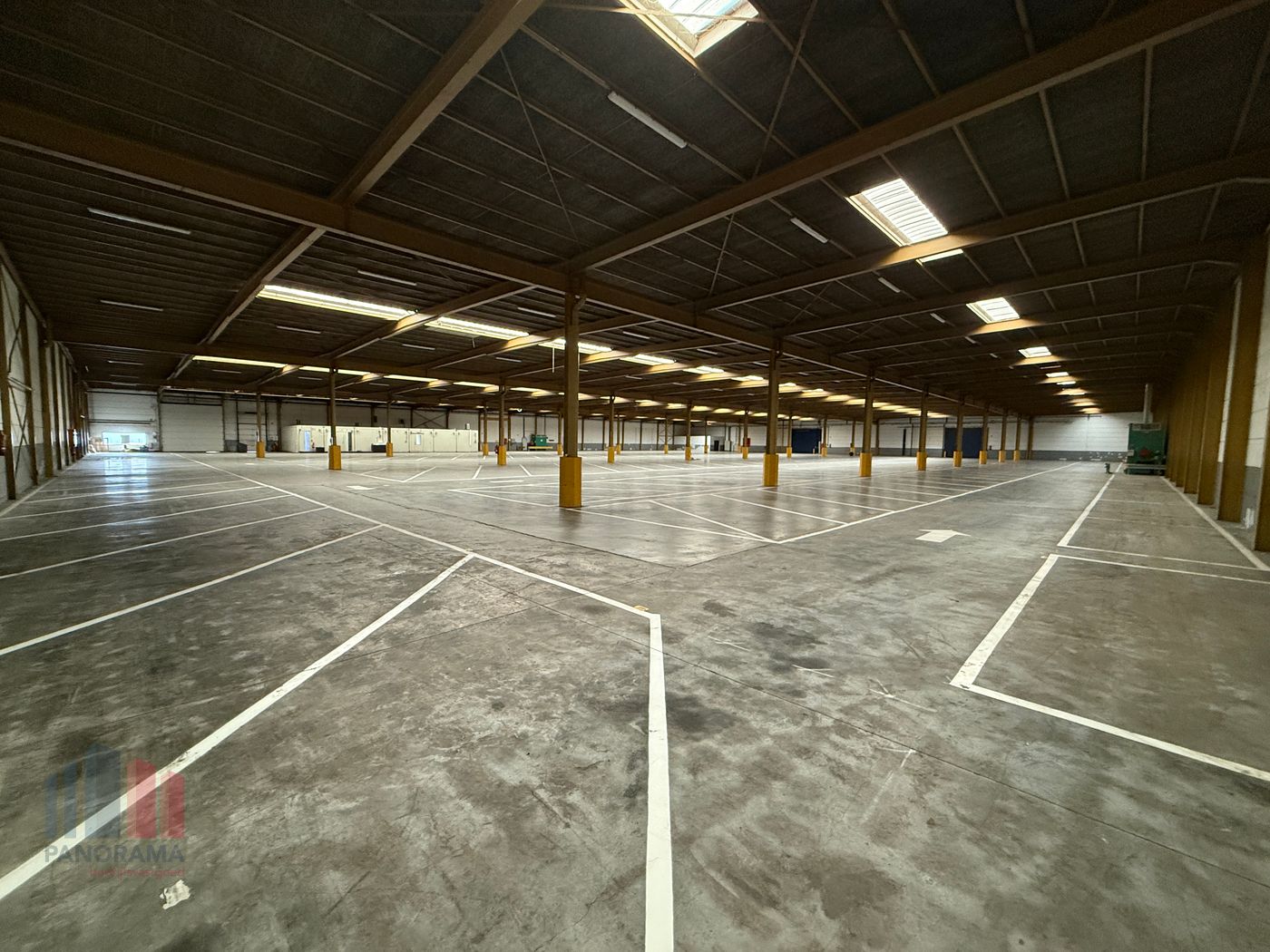 Entrepôt de 6 543 m² avec quai de chargement à louer le long de l'E17 - photo 2
