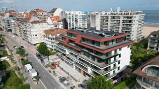 Uniek aanbod: handelspand te koop op de Kustlaan in het Zoute.- Gelijkvloers van 158 m² met 3m30 meter vrije plafondhoogte.- Gevelbreedte 1193 m-...