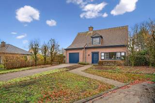 Gelegen in een gegeerde, residentiële wijk met hoge oude bomenZeer vlotte bereikbaarheid: op- en afrit E40 op minder dan 5 minutenZeer goed...