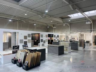 Prachtig afgewerkte loods te koop in Vilvoorde langs de Mechelsesteenweg. De opslagruimte omvat een showroom van 573 m², die ook geschikt is...