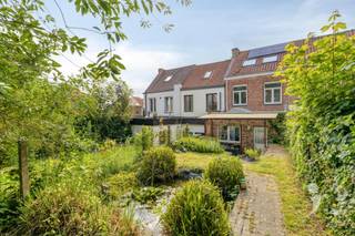 <p><span>Bienvenue dans cette maison de ville accueillante et prête à emménager, située à un emplacement privilégié au centre de Louvain, à la Hogestraat 8. Cette maison combine le charme de la vie urbaine avec le confort contemporain et l'efficacité énergétique, ce qui en fait le logement idéal pour les personnes à la recherche d'un chez-soi chaleureux à distance de marche de toutes les commodités.</span></p><p><span>Le bien a été entièrement rénové en 2004 et offre un cadre de vie agréable avec beaucoup de lumière naturelle dans tous les espaces. Au rez-de-chaussée, il y a un salon et une salle à manger charmants qui se connectent parfaitement à la cuisine pratique. De plus, il y a un WC pour invités séparé et une buanderie séparée, ce qui augmente considérablement le confort au quotidien.</span></p><p><span>Un atout absolu de cette propriété est le jardin urbain accueillant. Ici, vous pouvez profiter en toute tranquillité de la vie en plein air, avec l'attrait supplémentaire d'un joli petit étang qui crée une atmosphère unique et relaxante en plein cœur de la ville.</span></p><p><span>Au premier étage, se trouvent une chambre spacieuse, une deuxième chambre plus petite et la salle de bain. Le deuxième étage, sous le toit, abrite une troisième chambre étonnamment spacieuse qui peut parfaitement servir de chambre principale, de salle de loisirs ou de bureau à domicile.</span></p><p><span>Cette propriété se distingue également par son efficacité énergétique. En 2021, pas moins de 11 panneaux solaires et une batterie domestique ont été installés. De plus, une nouvelle chaudière à gaz à condensation a été installée et le toit a été renforcé par une isolation supplémentaire. Ces investissements se traduisent par une maison économe en énergie avec un </span><span>label EPC B</span><span>, ce qui se traduit par une consommation énergétique réduite et un confort de vie accru.</span></p><p><span>Atouts de la propriété :</span></p><ul><li><span>Emplacement central au cœur de Louvain </span></li><li><span>Rénovation réalisée en 2004 </span></li><li><span>Espaces de vie lumineux </span></li><li><span>Jardin de ville accueillant avec étang </span></li><li><span>3 chambres </span></li><li><span>Buanderie et WC séparés </span></li><li><span>11 panneaux solaires et batterie domestique (2021) </span></li><li><span>Nouvelle chaudière à gaz à condensation (2021) </span></li><li><span>Isolation supplémentaire du toit </span></li><li><span>Label EPC économe en énergie B </span></li><li><span>Logement idéal pour un premier achat ou investissement intéressant </span></li></ul><p><span>Vous recherchez une maison charmante et économe en énergie dans un excellent emplacement à Louvain ? Alors, la Hogestraat 8 mérite sans aucun doute une visite. Cette propriété offre tout ce dont vous avez besoin pour vivre confortablement dans le centre-ville dynamique.</span></p>
