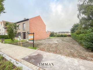 Energiezuinige halfopen nieuwbouwwoning op een centrale ligging in Sint-Kruis dichtbij centrum Brugge &amp; Damme! <br /><br />Deze woning met 198m² bewoonbare oppervlakte omvat volgende indeling: ruime inkomhal met gastentoilet - bureauruimte - zeer ruime en lichtrijke leefruimte met open keuken en eetkamer - berging aansluitend aan de keuken. Op het 1e verdiep: nachthal met toilet - 4 volwaardige slaapkamers - badkamer met inloopdouche, bad en dubbele lavabo. Op het 2e verdiep: 5de slaapkamer of zolder/badkamer/dressing van 32m² te bereiken via een vaste trap. <br />Aanleg van de oprit, omheining, garage/bijgebouw en terras van 18m² inbegrepen. <br /><br />Het energiezuinig wonen zal gerealiseerd worden door middel van een lucht/water warmtepomp en zonnepanelen waardoor de woning een E-peil zal bereiken van 20 of lager!<br /><br />Troeven:<br />- Centrale ligging in een kindvriendelijke buurt (vlotte bereikbaarheid) vlakbij centrum Brugge &amp; Damme<br />- Ruim perceel van 525m² met zongerichte tuin (zuidwesten)<br />- 4 volwaardige slaapkamers<br />- Warmtepompsysteem (lucht/water) met zonnepanelen en vloerverwarming<br />- Kan volledig afgewerkt worden naar eigen wens!<br /><br />Voor verdere informatie of vrijblijvend bezoek contacteer Céline op 0476/60 60 23 of mail naar celine@immax.be