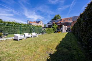 Bent u op zoek naar een instapklare woning met karakter in Maria-ter-Heide? Dan leest u best even verder. Deze woning uit 1951 met 205m² bewoonbare oppervlakte, onderging een grote renovatie in 2013 waarbij de authentieke kenmerken werden behouden, met dit mooie plaatje als resultaat. Gelegen op een rustige locatie nabij het centrum, in een groene omgeving, heeft deze woning alle troeven voorhanden.<br />Indeling: de inkomhal geeft toegang naar de gezellige woonkamer met aansluitend de lichtrijke keuken. Vervolgens is er de wasplaats en het gastentoilet. Het grote terras verbindt de woning met de zuidwest gerichte tuin. Op de eerste verdieping is er de badkamer met inloopdouche, wastafel enkel in meubel en een toilet. Verder zijn er nog 2 grote slaapkamers en 1 kleine. Op de tweede verdieping hebben we nog een bureauruimte met aansluitend een 4de grote slaapkamer. Waterleiding is hier aanwezig dus mogelijkheid tot extra badkamer. Tenslotte is er nog een kleine kelder.<br />De huidige eigenaar heeft recent nog 2 airco's geplaatst en de voordeur vervangen.<br />Troeven:<br />- EPC label B<br />- EK conform<br />- kindvriendelijke buurt<br />Lijkt deze woning iets voor u? Maak dan snel een afspraak via 03 360 85 30!