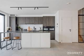 Welkom in deze prachtig gerenoveerde woning in Moorsele, een uniek pand dat de perfecte balans biedt tussen stijl en comfort. Met een...