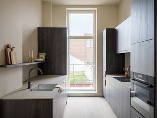 <strong>Sint-Amandsberg – Kwalitatief handelshuis met handelsruimte en woning met terras, op fietsafstand van het centrum van Gent</strong><br /><br />Deze woning met handelsgelijkvloers maakt deel uit van het <strong>kleinschalige reconversieproject met een authentiek en historisch karakter</strong>.<br /><br />Het project bevindt zich in het <strong>centrum van Sint-Amandsberg</strong>, onder de kerktoren van Sint-Amandus en vlak bij het oude gemeentehuis.<br /><br />De moderne architectuur van het gebouw sluit naadloos aan bij de omgeving en weerspiegelt een eigentijdse visie op comfortabel wonen.<br /><br />Op het gelijkvloers bevindt zich een <strong>handelsruimte (30 m²)</strong>, te gebruiken als privéruimte of voor winkel- en kantoorfuncties, met een onderliggende ruime kelder.<br /><br />De woning heeft een totale bewoonbare oppervlakte van 205 m², met ruim <strong>zuidwest gericht terras</strong> aan de keuken. <strong>De woonentiteit strekt zich uit over 162 m² bruto vloeroppervlakte</strong>, telt <strong>drie slaapkamers</strong> en geniet van uitzonderlijk veel licht dankzij de<strong> royale volumes en grote raampartijen</strong>. Centraal bevind zich een <strong>open keuken met berging en gastentoilet</strong>.<br /><br />Op de bovenverdieping bevinden zich<strong> drie slaapkamers</strong>, ook hier zijn de originele houten draagbalken nog steeds zichtbaar en naadloos meegenomen in ontwerp. Verder vinden we op dit verdiep een <strong>badkamer met inloopdouche en wastafel</strong>, een <strong>apart toilet</strong> op de nachthal, de nachthal geeft bovendien toegang tot een zolderruimte die extra bergruimte biedt.<br /><br />Een extra troef is de achterliggende tuin van 107 m².
<ul>
<li>Enkele troeven van dit appartement:</li>
<li>Fietsenberging aanwezig</li>
<li>Aangenaam terras</li>
<li>Rustige ligging nabij het stadscentrum</li>
<li>Vlotte bereikbaarheid en nabijheid van openbaar vervoer</li>
<li>Optioneel aan te kopen staanplaats</li>
</ul>
<strong>Een mooie opportuniteit voor wie op zoek is naar een woon-werkcombinatie die voldoet aan alle hedendaagse normen, op een gegeerde locatie op een boogscheut van het stadscentrum.</strong>