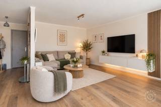 Midden in Kapellen wonen, met alles wat je dagelijks nodig hebt op wandelafstand én voldoende ruimte om comfortabel thuis te komen. Dat is precies wat je hier krijgt.<br /><br />Het appartement ligt op de tweede verdieping van een kleinschalig gebouw met slechts drie appartementen en biedt ca. 85 m² woonoppervlakte (cfr. EPC-attest). De praktische indeling omvat een ruime leefruimte met aansluitend de keuken. De parketvloer geeft de leefruimte een warme uitstraling en loopt mooi door in de twee slaapkamers. Verder beschikt het appartement over een badkamer en een apart gastentoilet.<br /><br />De gasketel werd enkele jaren geleden vernieuwd en het appartement beschikt over een EPC-label B. <br />Elektriciteit, gas en water beschikken over individuele meters, waardoor je enkel betaalt voor je eigen verbruik.<br /><br />Ook praktisch zit het goed: er is een gemeenschappelijke fietsenberging én bij het appartement hoort een eigen autostaanplaats. De gemeenschappelijke kosten blijven bovendien beperkt tot ongeveer €30 per maand.<br /><br />Het appartement is momenteel verhuurd. Interessant dus voor wie op zoek is naar een investering, maar evengoed voor wie hier op termijn zelf zijn plek van wil maken.<br /><br />Ruim wonen, je wagen voor de deur en het centrum van Kapellen op wandelafstand. Kom gerust eens kijken of dit appartement bij je past. <br /><br />Contacteer Neon Vastgoed voor meer info of een bezoek ter plaatse op 03/336.88.88 of via info@neonvastgoed.be