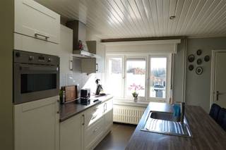 <p><span>TOPPER! </span></p><p><span> </span></p><p><span>Goed gelegen ruime woning in centrum van Oudenaarde, nabij scholen, winkels, station.</span></p><p><span>De woning bestaat uit: op het gelijkvloers een inkomhal, grote leefruimte met open keuken met kookeiland, wasplaats, berging en apart toilet.</span></p><p><span>Op de eerste verdieping zijn er drie slaapkamers en een badkamer met dubbele lavabo, ligbad en toilet.</span></p><p><span>Ruime zolder met vaste trap.</span></p><p><span>Twee kelders.</span></p><p><span>Mooie zonnige tuin met terras.</span></p><p><span>Zeker uw bezoekje waard!!</span></p><p><span> </span></p><p><span>Contacteer Anouk Libert van Pattymo anouk@pattymo.be 0476/63.56.28</span></p>