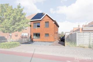 <p><span>AANTREKKELIJK GEZINSWONING IN HULSTE MET MODERN COMFORT EN RUIME MOGELIJKHEDEN! </span></p><p><span> </span></p><p><span>Deze charmante woning in Hulste biedt het perfecte evenwicht tussen comfort, functionaliteit en potentieel. Met een bewoonbare oppervlakte van 155 m² en een totale grondoppervlakte van 227 m² beschikt dit pand over alles wat een modern gezin nodig heeft. </span></p><p><span> </span></p><p><span>INDELING EN RUIMTE: </span></p><p><span> </span></p><p><span>De woning telt drie gezellige slaapkamers, elk met natuurlijk licht en comfortabele afmetingen. De hoofdslaapkamer beschikt over een ingebouwde dressing. De andere slaapkamers zijn ideaal voor kinderen of als gastenvertrekken. Het huis beschikt over één moderne badkamer op het gelijkvloers met volle faciliteiten en stylish tegels. </span></p><p><span> </span></p><p><span>MODERNE LEEFRUIMTE</span></p><p><span> </span></p><p><span> De beneden- en verdieping bieden open en ruime leefruimten met veel daglicht. De moderne open keuken is voorzien van alle essentiële apparatuur en stijlvolle afwerkingen. De eetkamer biedt voldoende plaats voor gezellige familiediners, terwijl de woonkamer een ontspannen sfeer uitstraalt met grote ramen. </span></p><p><span> </span></p><p><span>PRAKTISCHE VOORZIENINGEN </span></p><p><span> </span></p><p><span>De woning beschikt over een ruime oprit en een garage. Veel bergruimte en een zolder bieden extra opslagmogelijkheden. </span></p><p><span> </span></p><p><span>TUIN EN BUITENRUIMTE </span></p><p><span> </span></p><p><span>De privétuin is voorzien van een terras en een houten tuinhuisje, ideaal voor buiten ontspannen en entertainen. De compacte tuin biedt genoeg ruimte voor een leuke BBQ met de vrienden of speelruimte voor de kinderen. </span></p><p><span> </span></p><p><span>LIGGING </span></p><p><span> </span></p><p><span>Deze woning is gelegen in het gezellige Hulste, vlakbij het centrum en een goede bereikbaarheid naar voorzieningen. De locatie is perfect voor gezinnen die naar een vredige omgeving zoeken zonder in te boeten op comfort en bereikbaarheid. Heb je interesse mail snel naar info@property-vastgoed.be of bel naar 056/96.08.00</span></p>