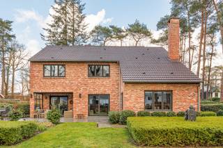 <p>Gelegen in een rustige straat in het gegeerde Hertebos bevindt zich deze instapklare illa op een perceel van ca. 1.236 m².</p>
<p><br /><br /></p>
<p><span><strong>Indeling</strong><br /><br /></span>Inkomhal met vestiaireruimte - gastentoilet met handenwasser - leefruimte op parket, ingedeeld in een salon met gashaard (2017) en eetkamer (momenteel ingericht als tweede zithoek/leeshoek) - nieuwe (2024), volledig geïnstalleerde leefkeuken met werkeiland en aanrecht in Dekton (ruime spoelbak - inductieplaat - dampkap - ruime oven - koelkast - vaatwasser). Via een schuifraam is er toegang tot het overdekte terras met terrasverwarming, een ruim terras en de tuin. Grenzend aan de keuken bevindt zich een zeer ruime berging/wasplaats/huisvestiaire met dienstingang, een koele berging en de inpandige garage met directe toegang tot de dubbele carport.</p>
<p><br /><br /></p>
<p><span><strong>Verdieping 1<br /><br /></strong></span>Hoofdslaapkamer met dressing en badkamer en suite. De badkamer is uitgerust met een ligbad, ruime douche en dubbele lavabo.</p>
<p>Slaapkamers 2 en 3 maken gebruik van badkamer 2 met douche, ligbad en lavabo. Apart nachttoilet op de gang.</p>
<p><br /><br /></p>
<p><span><strong>Verdieping 2<br /><br /></strong></span>Open polyvalente ruimte met aansluitend een grote slaapkamer (4), voorzien van lavabo.</p>
<p></p>
<p>Het terras en de tuin zijn zuid georiënteerd en bevinden zich aan de voorzijde. Achteraan is er een kleinere tuin met volledige privacy.</p>
<p></p>
<p>Zeer praktische en goed onderhouden woning op toplocatie in 's-Gravenwezel.</p>
<p><br /><br /></p>
<p><span><strong>Bijzonderheden</strong></span><br /><br />Centrale verwarming op aardgas (HR-ketel Vaillant) - houten ramen - dubbele beglazing - vliegenhorren - vernieuwde dakgoten en afvoeren (2014) - waterontharder - volledig nieuwe keuken met bevloering in microtopping (2024) - geïsoleerde spouwmuren - geïsoleerd dak - automatische garagepoort (2024) – dak coating (2024) - kruipruimte - tuinberging - fietsenberging - EPC 246 kWh/m² - label C - Vg-Vv-Wp-Gmo-Gvkr-Gworg.</p>