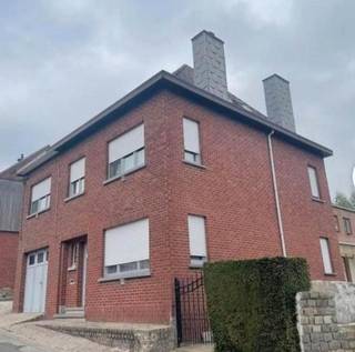 Ontdek deze ruime gezinswoning gelegen aan de bekende Valkenbergstraat, met een indrukwekkende bewoonbare oppervlakte van 251m2.Stap binnen via...