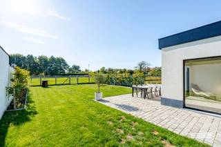 In het gezellige Impe, deelgemeente van Lede, bevindt zich deze trendy en smaakvol ingerichte gezinswoning. De woning werd in 2024 volledig gerenoveerd en afgewerkt en is vandaag helemaal klaar voor haar nieuwe bewoners. Een ideale thuis voor wie houdt van een eigentijds interieur, veel licht en aangename open leefruimtes.<br /><br />Bij het binnenkomen krijg je meteen toegang tot de bijzonder ruime, open leefruimte. Deze loopt naadloos over in de lichtrijke leefkeuken met eetplaats, die mee het hart van de woning vormt. De grote raampartijen brengen overvloedig natuurlijk licht binnen en zorgen voor een bijzonder aangename woonbeleving. Op de eerste verdieping bevindt zich de ruime hoofdslaapkamer met aansluitend de volledig uitgeruste badkamer. De tweede verdieping biedt nog twee volwaardige slaapkamers, waardoor de woning perfect aansluit bij de behoeften van een jong gezin. Ook buiten werd gekozen voor comfort en onderhoudsgemak. De tuin werd verzorgd en onderhoudsvriendelijk aangelegd, terwijl de ruime oprit voor voldoende parkeergelegenheid zorgt. Een mooie extra troef is de afzonderlijke garage, ideaal voor de wagen, fietsen of bijkomende bergruimte. Ook technisch heeft deze woning een sterke basis: ze beschikt over een EPC-label C, is asbestveilig en heeft een conforme elektrische installatie.<br /><br />Kortom, een volledig gerenoveerde en smaakvol ingerichte gezinswoning waar ruimte, licht en hedendaags wooncomfort mooi samenkomen. Interesse? Vraag je bezoek aan via Immo Francois en ontdek deze woning in Impe ter plaatse<br /><br />