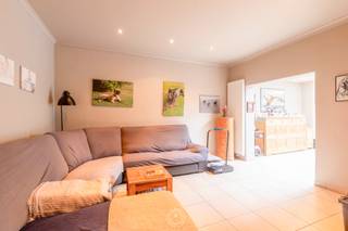 Net buiten het centrum van Sint-Niklaas, vindt u deze charmante woning met een bijzonder aangename ligging. U woont hier rustig en licht landelijk, terwijl winkels, scholen en verbindingswegen zich op korte afstand bevinden.<br /><br />De woning beschikt over een verrassend ruime leefruimte met veel lichtinval en voldoende plaats voor een comfortabele zithoek en eetgedeelte. De aansluitende keuken kijkt uit op het zuidgerichte terras en de tuin, wat zorgt voor een fijne connectie met buiten.<br /><br />Verder omvat de woning twee slaapkamers, een badkamer met douche en een praktische bergzolder die extra opslagruimte biedt.<br />Buiten geniet u van een zonnig terras en een aangename tuin — ideaal om te ontspannen, te tuinieren of gezellig te tafelen tijdens mooie dagen.<br />Een interessante opportuniteit voor wie rustig wil wonen nabij Sint-Niklaas, met een goede bereikbaarheid en een fijne buitenruimte als extra troef.<br />Wenst u deze woning te bezichtigen, neem dan gerust contact op via thomas@claves.be of telefonisch op 04 72 65 12 35.