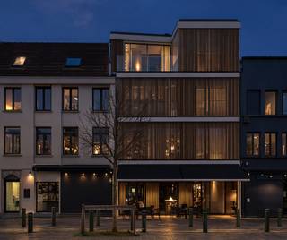 Penthouse duplex haut de gamme avec trois terrasses, situé dans un immeuble architectural d’exception conçu par le bureau Element Architecten.<br /><br />Une architecture épurée et un minimalisme réfléchi s’y conjuguent à une matérialisation raffinée, donnant naissance à un ensemble particulièrement élégant, unique et serein. Un design intemporel, porté par un savoir-faire artisanal et un niveau de finition exceptionnel.<br /><br />L’appartement dispose de deux chambres à coucher : une élégante suite parentale située au niveau inférieur, avec salle de bains attenante équipée d’une baignoire et d’une douche, ainsi qu’une chambre d’amis modulable au niveau supérieur, dotée d’un lit double élégamment intégré.<br /><br />Un point de chute idéal, à la fois discret havre de paix et base privilégiée au cœur vibrant de la ville, à distance de marche des principales places et rues du centre historique.<br /><br />Une opportunité exclusive pour les véritables amateurs d’architecture et de design.<br />(frais relatifs à la quote-part des coûts de l’acte de base et du mesurage à charge de l’acquéreur)