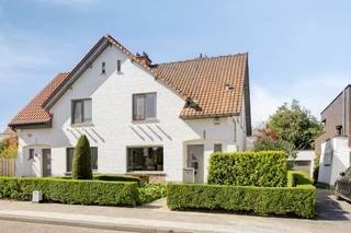 Deze te renoveren halfopen bebouwing is gelegen in Kessel-Lo en biedt veel uitbreidingsmogelijkheden. U kan tot 15m op het gelijkvloers en 12m tot op de verdiepingen uitbouwen. De woning combineert een rustige woonomgeving met een vlotte bereikbaarheid.<br /> <br />Bij aankomst betreedt u de woning via de inkomhal met apart gastentoilet. Links van de inkomhal bevindt zich de lichtrijke woonkamer die in verbinding staat met de eetkamer en keuken.<br /><br />Via de trap bereiken we de eerste verdieping naar 3 ruime slaapkamers van 13m², 13m² en 7m² en een badkamer met bad, enkel lavabo en aansluiting voor een wasmachine en droogkast.<br /><br />Verder is er een zolder. Deze kan eventueel omgebouwd worden tot extra slaapkamer en/of badkamer. De zolder heeft een oppervlakte van maar liefst 37m²!<br /><br />Achteraan de woning bevindt zich nog de aangename zuid-west gerichte tuin, terras en tuinhuis.<br /> <br />Verder beschikt deze woning nog over plaats om een wagen te parkeren, een kelder en een voortuin.<br /><br />Verwarming is op aardgas. EPC F, renovatieverplichting. De elektriciteit is niet conform.<br /> <br />Neem vandaag nog contact met ons op voor een bezichtiging en ontdek uw nieuwe thuis!