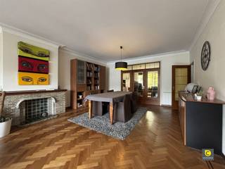 <p><span>Ruim en lichtrijk 3-slaapkamer appartement op top locatie!</span></p><p><span>Op de tweede verdieping bevindt het appartement zich in ene kleinschalig gebouw in een rustige en residentiële straat omgeving. </span></p><p><span> </span></p><p><span>Het appartement heeft de volgende indeling:</span></p><p><span> </span></p><p><span>Inkomhal: </span></p><p><span>Bij het binnenkomen kom je in de centrale hal, van waaruit je toegang hebt tot alle ruimtes van het appartement.</span></p><p><span> </span></p><p><span>Leefruimte &amp; keuken:</span></p><p><span>De ruime en lichtrijke leefruimlte vormt het hart van het appartement, aansluitend bevindt zich een extra multifunctionele ruimte, ideaal om in te richten als bureau of leesruimte.</span></p><p><span>De volledig ingerichte keuken biedt veel werk- en opbergruimte en sluit aan bij het leefgedeelte.</span></p><p><span> </span></p><p><span>Badkamer &amp; slaapkamer:</span></p><p><span>Er zijn twee grotere slaapkamers aanwezig. De derde slaapkamer is geschikt voor een dressing of kinderkamer</span></p><p><span>De badkamer is voorzien van een dubbele lavabo en een douche</span></p><p><span> </span></p><p><span>Terras en fietsenstalling:</span></p><p><span>Aan de achterzijde van het appartement bevindt zicht een rustig gelegen terras, waar je in alle privacy kan genieten van de buitenlucht. </span></p><p><span> </span></p><p><span>Huurprijs:</span><span> €1.100,00 / maand</span></p><p><span>Maandelijkse kosten:</span><span> €170,00 / maand - water, minuterie, onderhoud gang, ketel</span></p><p><span>Beschikbaar:</span><span> 01/01/2026</span></p><p><span> </span></p><p><span>Troeven:</span></p><p><span> </span></p><p><span>- Centrale hal met toegang tot alle ruimtes</span></p><p><span>- Grote leefruimte + aanpalende multifunctionele ruimte</span></p><p><span>- Twee ruime slaapkamers + één kleinere kamer</span></p><p><span>- Terras aan achterzijde</span></p><p><span>- Veel natuurlijk licht doorheen het appartement</span></p><p><span>- Privatieve kelderberging inbegrepen</span></p><p><span>- Goede ligging nabij winkels, scholen, openbaar vervoer en invalswegen</span></p><p><span>- Mogelijkheid tot garage of staanplaats</span></p><p><span> </span></p><p><span> </span></p>