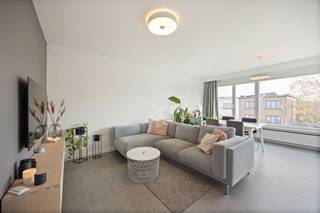 <p><strong>Zonnig en Instapklaar Appartement met 2 Slaapkamers en Garage in Rustige Buurt van Aartselaar</strong></p><p>Op zoek naar een lichtrijk, instapklaar appartement op een centrale maar toch rustige locatie? Dit gerenoveerde appartement op de tweede verdieping van een kleinschalig gebouw met slechts drie wooneenheden is precies wat je zoekt. Gelegen in de kalme Camiel Paulusstraat in Aartselaar, combineert deze woning modern comfort met een uiterst gunstige ligging.</p><p></p><p>Bij binnenkomst valt meteen de aangename lichtinval en de moderne afwerking op. De ruime living met eetruimte sluit naadloos aan op een volledig uitgeruste open keuken, voorzien van alle hedendaagse toestellen: koelkast, diepvries, gasfornuis, oven, microgolfoven en vaatwasser.</p><p></p><p>Verder beschikt het appartement over 2 volwaardige slaapkamers, waarvan één met ingebouwde kast en directe toegang tot het terras waar je kan genieten van de avondzon. De stijlvolle badkamer is uitgerust met een inloopdouche en wastafel. Een apart toilet en een praktische berging/wasruimte, die ook kan dienen als bureau of extra kamer,<span> </span>maken het plaatje compleet.</p><p> </p><p>Tot slot is er een garagebox met automatische poort inbegrepen in de prijs.</p><p></p><p> </p><p><strong>LOCATIE</strong><span><span><strong>
</strong></span></span></p><p>Gelegen op wandelafstand van winkels, scholen en openbaar vervoer. Dankzij de nabijheid van invalswegen en het centrum van Aartselaar geniet je hier van een uitstekende bereikbaarheid zonder in te boeten aan rust.</p><p></p><p> </p><p><strong>TROEVEN</strong></p><p>+ Gerenoveerd in 2019 en volledig instapklaar</p><p>+ Zonnig terras met avondzon</p><p>+ Elektriciteit conform AREI</p><p>+ Kleinschalig gebouw met lage gemeenschappelijke kosten</p><p>+ Ruime privékelder</p><p>+ Garagebox met automatische poort inbegrepen in de prijs.</p>
