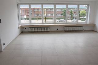 <p><span>Dit lichtrijk, ruim, instapklaar appartement bevindt zich in het centrum van de stad. De leidingen, cv-brander, keuken, badkamer en vloeren werden recent vernieuwd. Ook de ramen zijn vervangen en bestaan uit driedubbel glas aan de straatzijde. Het appartement is dus instapklaar. Het appartement is afgewerkt zoals een nieuwbouw, doch met een oppervlakte die u in nieuwbouw niet meer zal vinden. Er zijn drie slaapkamers achteraan het appartement, een ruime inkomhal met ingemaakte kasten en nog ruimte voor bijkomende dressoirkast(en), een grote living met veel lichtinval, een keuken met kwalitatief materiaal en ruimte voor ijskast, afwasmachine en combi-oven en een badkamer met moderne inloopdouche, toilet en wastafel. Tot slot is er nog een berging en een afzonderlijk gastentoilet. Zowel voor- als achteraan heeft u een terras. Centrale verwarming is op gas. Plan uw bezoek nu in!</span></p><p><span> </span></p>