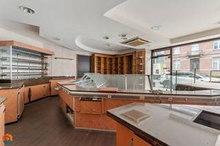 In het hart van Putte vindt u dit charmante handelshuis met uitstekende zichtbaarheid, drie slaapkamers en een perceel van 440 m². De centrale...