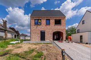 Geniet van de harmonie tussen hedendaags comfort en toekomstgericht wonen nabij Ninove!LIGGINGDeze energiezuinige villa (E-peil 30) gelegen op een...