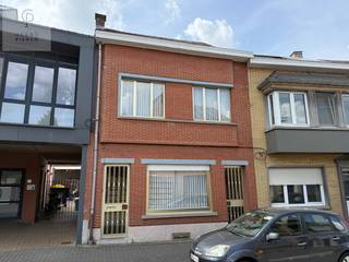 Aan de J. Ectorstraat 53 te Landen treffen we deze ruime rijwoning met gezellige stadstuin.Het commerciële centrum, het station en vele...