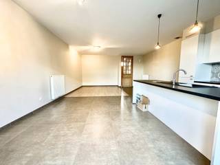 Deze woning is gelegen op een steenworp van het centrum van Staden.<br /><br /><span>De woning is ingedeeld als volgt: </span><br />Op de gelijkvloerse verdieping: inkomhal met gastentoilet, zeer ruime berging, lichtrijke woonkamer met open keuken en zonnige tuin.<br />Op de eerste verdieping: 3 slaapkamers en een badkamer (bad, douche, toilet en dubbele wastafel).<br />De woning beschikt eveneens over een zolder.<br /><br />PLUSPUNTEN: <br />- ENERGIEZUINIG <br />- 3 SLAAPKAMERS <br />- ZONNIGE TUIN<br /><br />Beschikbaar vanaf 1/01/2027