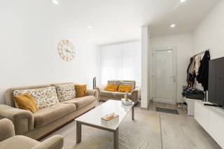 <p><strong>Charmante gesloten woning in het centrum van Zaventem, dicht bij winkels en openbaar vervoer.</strong><br /><br />Deze vernieuwde woning combineert karakter met hedendaags wooncomfort op een centrale ligging in Zaventem. Dankzij de ligging in het centrum bevindt u zich op wandelafstand van winkels, openbaar vervoer en dagelijkse voorzieningen. De woning beschikt over een lichtrijke leefruimte, drie volwaardige slaapkamers en een gezellige tuin met terras. Bovendien geniet u van een vlotte verbinding naar belangrijke invalswegen, wat deze woning extra interessant maakt voor wie centraal wil wonen. Met een EPC-label C biedt deze woning bovendien een gunstige energieprestatie.<br /><br /><u><strong>Belangrijkste ruimtes:</strong></u><br />• Ruime living (30 m²) met aangename lichtinval<br />• Keuken (18 m²) met voldoende plaats voor een eetruimte<br />• Badkamer (7 m²)<br />• Apart toilet<br />• Drie slaapkamers (15 m², 16 m² en 16 m²)<br />• Terras (4 m²) aansluitend aan de tuin<br />• Gezellige tuin<br />• Kelder (32 m²) met extra bergruimte<br /><br /><u><strong>Troeven:</strong></u><br />• Centrale ligging in het centrum van Zaventem<br />• Vernieuwde woning met praktische indeling<br />• Dicht bij winkels, openbaar vervoer en invalswegen<br /><br />Meer informatie of een bezoek met Joery Van De Gucht? Contacteer ons via +3223351115<br />JOUW DROOMHUIS. ZO GEVONDEN!</p>
