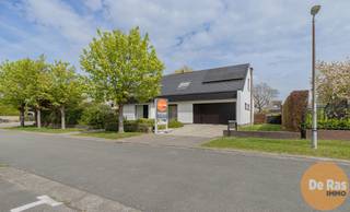 EERSTE BEZOEKDAG VRIJDAG 1 MEI VAN 10u TOT 14u (ENKEL OP AFSPRAAK!)<br /><br />MASSEMEN – Op zoek naar ruimte, comfort en rust? Deze perfect onderhouden open bebouwing in een kindvriendelijke omgeving heeft het allemaal. Met een bewoonbare oppervlakte van ca. 300 m² geniet u hier van een uitzonderlijk ruim en lichtrijk geheel.<br /><br />De gezellige woonkamer met gashaard en grote raampartijen vormt het hart van de woning, terwijl de volledig geïnstalleerde keuken met ontbijthoek uitnodigt tot lange, gezellige momenten. Op het gelijkvloers vindt u bovendien en ruime inkomhal met gastentoilet, een nachthal, 2 verzorgde slaapkamers, een vernieuwde badkamer voorzien van alle comfort, een extra apart toilet, een ingerichte dressing, een praktische berging/wasruimte en een ruime inpandige garage voorzien van een sectionale poort en een nieuwe epoxyloer.<br /><br />Op de verdieping wachten nog 2 volwaardige slaapkamers, waaronder een masterbedroom met privé dakterras, een tweede ruime badkamer, een apart toilet, een polyvalente ruimte (ideaal als bureau of hobbykamer) en een zeer praktische zolderkamer.<br /><br />Buiten geniet u in alle privacy van een prachtig aangelegde tuin met twee terrassen – perfect om te ontspannen of gasten te ontvangen.<br /><br />Dankzij 12 zonnepanelen, centrale verwarming op aardgas, dubbele beglazing, zonneluifel en een alarmsysteem is ook aan comfort en energiezuinigheid gedacht.<br /><br />Gelegen nabij winkels, scholen, openbaar vervoer en invalswegen met een vlotte verbinding naar de E40.<br /><br />Bent u op zoek naar een instapklare, uitzonderlijk ruime gezinswoning op een toplocatie. Maak dan snel uw afspraak en laat u verrassen door de ruimte en mogelijkheden van deze prachtige en perfect onderhouden woning!<br /><br />Voor info of bezoek: 053/60.65.60<br /><br />De vermelde prijs is een richtprijs. Na ontvangst van de biedingen beslist de verkoper vrij om al dan niet over te gaan tot verkoop en aan welk bod. De richtprijs is niet bindend.