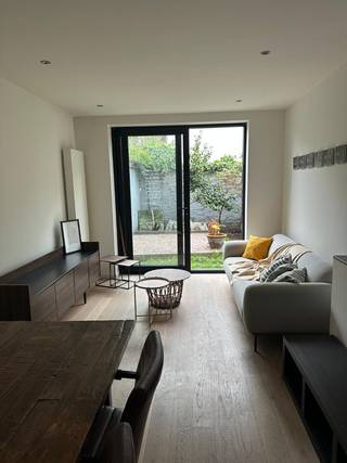 Instapklaar appartement met stadstuin –
Milisstraat 77, 2140 Borgerhout

Volledig gerenoveerd appartement van 65m² met een gezellige stadstuin van 34m², op wandelafstand van Antwerpen-Centraal.

Dit smaakvol gerenoveerde appartement combineert hedendaags comfort met warme, natuurlijke materialen. Bij binnenkomst valt meteen de lichtrijke living op met eikenhouten parket, die vloeiend overgaat in een stijlvolle eetkamer en open keuken.

Keuken &amp; living
De volledig uitgeruste open keuken is voorzien van een kookeiland, ingebouwde Bosch-oven en combimagnetron, en biedt rechtstreeks zicht op en toegang tot de tuin. De aansluitende leefruimte biedt voldoende plaats voor een grote eettafel en een gezellige zithoek.

Stadstuin
Via de grote schuifdeur stap je naar buiten in een aangename, groene stadstuin van 36m² – een echte troef in de stad, ideaal om te ontspannen, te tuinieren of buiten te eten.

Slaapkamer &amp; badkamer
Het appartement beschikt over een ruime slaapkamer met veel bergruimte, en een volledig afgewerkte badkamer met douche, wastafel en toilet, voorzien van kwalitatieve afwerking met tegelvloeren, inbouwverlichting en een handdoekradiator.

Ligging
Milisstraat bevindt zich in het bruisende Borgerhout, op wandelafstand van het Centraal Station van Antwerpen. De buurt is gekend om haar gezellige horeca, winkels en levendige sfeer – de ideale combinatie van rust thuis en bruisend stadsleven om de hoek.

Kort samengevat:
Bewoonbare oppervlakte: 65m²
Stadstuin: 34m²
EPC: C
1 slaapkamer, 1 badkamer (incl. toilet)
Volledig gerenoveerd, instapklaar
Op wandelafstand van Antwerpen-Centraal
Gelegen in bruisende buurt met veel horeca