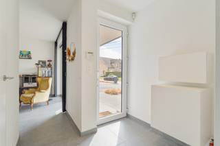 Op zoek naar een moderne, energiezuinige woning met een rustige ligging en een prachtig vrij uitzicht? Deze instapklare woning in het charmante Alken biedt alle comfort, ruimte en licht die u zoekt. Met haar strakke architectuur, kwalitatieve afwerking en unieke tuin met onbelemmerd zicht op groen, is dit een droomwoning voor wie houdt van stijlvol en rustig wonen.<br /><br />TROEVEN VAN DEZE WONING:<br />✔️ Uniek vrij uitzicht op achterliggende natuur – genieten in alle rust en privacy!<br />✔️ Residentiële, kindvriendelijke buurt vlak bij het centrum van Alken<br />✔️ Uitstekende verbinding naar Hasselt, Sint-Truiden en E313/E314<br />✔️ Moderne architectuur & lichtrijke ruimtes dankzij grote raampartijen<br />✔️ Energiezuinig & instapklaar – hoogwaardige afwerking<br /><br />EEN PRACHTIGE LIGGING IN ALKEN<br />Deze woning bevindt zich in een rustige, groene woonomgeving met alle voorzieningen binnen handbereik. Winkels, scholen en openbaar vervoer liggen op een steenworp afstand, terwijl u dankzij de nabijheid van Hasselt, Sint-Truiden en belangrijke verkeersassen een vlotte mobiliteit geniet.<br />Maar het echte hoogtepunt? De unieke tuin met een open zicht op de achterliggende natuur. Hier geniet u in volledige privacy van de rust en ruimte, zonder directe achterburen. Het ruime terras biedt de ideale plek om te ontspannen met een prachtig vergezicht over het landschap.<br /><br />LICHT, RUIMTE EN COMFORT<br />Bij binnenkomst wordt u verwelkomd in een lichtrijke leefruimte met grote ramen, die niet alleen een open sfeer creëren, maar ook het adembenemende uitzicht naar binnen trekken. De moderne, open keuken is volledig uitgerust en vormt het hart van de woning.<br />De bovenverdieping beschikt over ruime slaapkamers, een stijlvol afgewerkte badkamer en voldoende bergruimte. De woning is energiezuinig gebouwd, wat zorgt voor lage energiekosten en een aangenaam wooncomfort het hele jaar door.<br /><br />EEN BUITENKANS VOOR SNELLE BESLISSERS!<br />Een woning met zo’n prachtig vrij uitzicht is zeldzaam. Mis deze kans niet!<br /><br />📞 Interesse? Contacteer ons vandaag nog voor meer info of een bezichtiging!<br /><br />Woongebied gebied met landelijk karakter – bouwvergunning – geen rechterlijke herstelmaatregel of bestuurlijke maatregel opgelegd – geen voorkooprecht – verkavelingsvoorschriften<br /><br />O-peil: niet overstromingsgevoelig<br /><br />EPC: 170 kWh/(m²jaar) - certificaatnummer: 20250327-0003562087-RES-2<br /><br />G-score: A<br />P-score: A