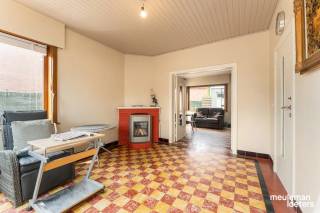Op een centrale, maar rustige ligging in Oostkamp bevindt zich deze robuuste halfopen woning met tal van troeven. <br /><br />Dankzij de vlotte bereikbaarheid, de centrale doch rustige ligging in een doodlopende straat en de ruime vloeroppervlakte, biedt deze woning een enorm potentieel voor gezinnen of wie op zoek is naar extra ruimte.<br /><br />Op de gelijkvloerse verdieping bevinden zich de inkomhal, het gastentoilet, de lichtrijke leefruimte en de gerenoveerde keuken.<br /><br />Op de verdieping vinden we drie slaapkamers, een nachthal en een ruime badkamer.<br /><br />De polyvalente ruimte op de tweede verdieping is via een vaste trap bereikbaar. Deze ruimte biedt tal van mogelijkheden en kan eenvoudig worden ingericht als extra slaapkamer, bureau, hobbyruimte of speelkamer.<br /><br />Via de keuken is de aangename tuin met gunstige zuidwestoriëntatie bereikbaar. Bovendien beschikt de woning over een ruime tuinberging en een ruime kelderberging, ideaal voor extra opslagruimte.<br /><br />Naast de woning is er ruimte voor het plaatsen van een auto op eigen terrein.<br /><br />Ook op technisch vlak scoort deze woning uitstekend. Dankzij de recent geplaatste ramen op de tweede verdieping, de spouwisolatie en de in 2020 geplaatste condensatieketel op gas behaalt de woning een gunstig EPC-label C, zonder energetische renovatieplicht. Daarnaast is de elektrische installatie conform gekeurd.<br /><br />Troeven op een rij:<br />• Centrale en rustige ligging<br />• Halfopen bebouwing<br />• Drie slaapkamers<br />• Inrichtbare tweede verdieping met vaste trap<br />• EPC-label C (geen renovatieplicht)<br />• Conforme elektrische installatie<br />• Ruime tuinberging<br />• Zonnige tuin met zuidwestoriëntatie<br /><br />Een woning met potentieel, comfort en een uitstekende ligging in het hart van Oostkamp. <br /><br />Maak snel een afspraak en ontdek zelf wat deze woning te bieden heeft.<br /><br />050 82 37 71 of verkoop@meuleman-loeters.be<br /><br />