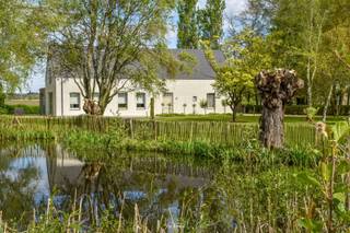 Idéalement située sur un terrain de 8 720 m² sur la colline de Poelberg à Tielt,cette ferme est nichée dans un écrin de verdure, accessible par les...
