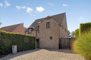 <h3><span>Ruimte, rust en eindeloze mogelijkheden</span></h3><p><span>Op zoek naar een woning die écht iets extra biedt? Deze perfect onderhouden villa combineert ca. 360 m² woonoppervlakte met een prachtig zuidwest georiënteerd perceel van 1.803 m². Een ruime, lichtrijke woning met vier slaapkamers, twee badkamers en een uitzonderlijk polyvalent bijgebouw.</span></p><p><span>De woning biedt alle comfort en ruimte voor een groot gezin. De aangename leefruimte kijkt uit over de tuin en sluit aan op een afzonderlijk bureau. Verder zijn er een volledig uitgeruste landelijke keuken, praktische wasplaats, bergruimte en badkamer. Op de verdieping bevinden zich drie ruime slaapkamers, een masterbedroom met dressing en een tweede badkamer. De ruime zolder biedt bovendien mogelijkheden als extra slaapkamer, hobbyruimte of mancave.</span></p><p><span>De absolute troef is het ruime bijgebouw, dat volledig werd ingericht en tal van mogelijkheden biedt. Denk aan een magazijn, kantoor, showroom, atelier, praktijkruimte, stockageruimte of kangoeroe-/zorgwoning. Ideaal dus voor wie wonen en werken wil combineren.</span></p><p><span>Ook buiten is het genieten: een prachtig aangelegde en onderhoudsvriendelijke tuin met terras, veel privacy en een optimale zuidwestelijke oriëntatie.</span></p><p><span>Gelegen aan de rand van de gegeerde Bloemenwijk, nabij scholen, winkels en belangrijke in- en uitvalswegen.</span></p><p><span>Een uitzonderlijk eigendom voor wie ruimte, kwaliteit én mogelijkheden zoekt.</span></p>