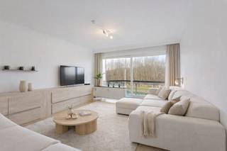 Gebruiksklare studio met terras, op slechts enkele passen van de Zeedijk en het strand. Het terras is ruim en kijkt uit op de duinen wat zorgt voor een waar vakantiegevoel. <br />Gunstige ligging weg van de drukte maar op korte afstand van het bruisend centrum en de Zeedijk. <br /> <br />Indeling: inkomhal met vestiairekast, een apart toilet, een aangename leefruimte met veel licht, een verzorgde keuken en een mooie badkamer. <br />Aan de voorzijde een tof terras, genietend van aangename open zichten. <br /> <br />De locatie is zonder twijfel een grote troef. Zo bent u te voet of met de fiets slechts enkele minuten verwijderd van alle belangrijke voorzieningen. <br /> <br />Interessante investering voor zowel eigen gebruik als voor (vakantie)verhuur. <br />Goede EPC-score &amp; blanco elektriciteitskeuring. Verder nog een private kelder aanwezig in het gebouw.<br /> <br />Bezoeken of meer informatie? <br />Contacteer Willem Cauwels op Tel. 050/89.27.70.