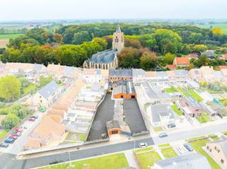 Polyvalente eigendom met ruime, instapklare woning, handelsruimte én enorme loods. Ideaal voor zelfstandigen. Er is tevens ontwikkelingspotentieel...