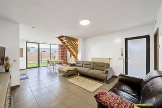 <p><span>In een doodlopende straat in het hartje van Beverlo vinden we deze toffe starterswoning uit 2015.</span></p><p><span> </span></p><p><span>Op de benedenverdieping springt de open leefruimte met keuken in het oog. <br />Dit woongedeelte vloeit over in de omheinde tuin.</span></p><p><span><br />Aansluitend op de leefruimte is er een koele berging.<br />Via de zijdeur breng je de boodschappen handig binnen, terwijl je wagen onder de carport staat.</span></p><p><span> </span></p><p><span>Boven zijn er 3 slaapkamers (waarvan 2 grotere) en een badkamer met douche.</span></p><p><span> </span></p><p><span>De goed doordachte indeling geeft de woning een ruimtelijk gevoel. De riante lichtinval draagt hier trouwens zeker toe bij.</span></p><p><span> </span></p><p><span>Technisch is deze woning zeker in orde:</span></p><p><span> </span></p><p><span>+ EPC label B</span></p><p><span>+ hoogrendementsglas</span></p><p><span>+ Conforme elektrische installatie</span></p><p><span>+ Laadpaal aanwezig</span></p><p><span>+ geen asbesthoudende materialen</span></p><p><span> </span></p><p><span>Ter info: met toepassing van AI hebben we de muren lichter gemaakt. Dit is de enige aanpassing aan de foto’s.</span></p><p><span>Bestuursmaatregelen in het maatregelenregister: nee</span></p>