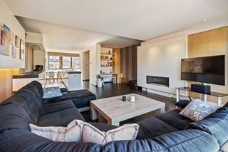 Duplex appartement van 141 m² gelegen boven een handelspand in het centrum van Ravels. <br /><br />Indeling:<br />We stappen binnen in de inkomhal welke via een trap toegang geeft tot de eerste verdieping. Deze bestaat uit een open keuken voorzien van alle toestellen, met aansluitend de eetplaats en bergruimte. De ruime zithoek met gezellige gashaard bevindt zich aan de achterzijde en geeft uit op het west gerichte terras.. Verder is er nog een praktisch bureauhoekje. <br /><br />Via de trap kom je tot de 2de verdieping welke bestaat uit een masterbedroom met ingemaakte kastruimte, een 2de slaapkamer en een badkamer met inloopdouche, wastafel en toilet.<br /><br />Bijzonderheden:<br />- Beschikbaar vanaf 1 mei 2026<br />- Kleinschalig gebouw bestaande uit een handelspand en 1 appartement<br />- Ruim west terras<br />- Centrale ligging