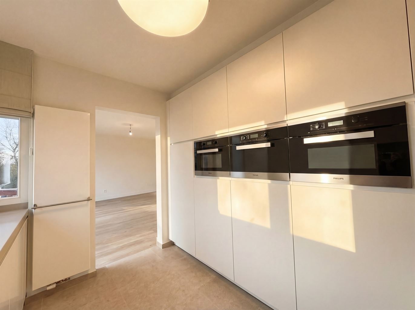 Prachtig 2 (+1)-slaapkamer appartement met terrasje, autostaanplaats en berging op een toplocatie nabij de Markt van Maaseik. - foto 5