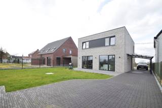 Deze moderne nieuwbouwvilla, gelegen in het rustige Edewalle (Kortemark), biedt een ideale combinatie van comfort, ruimte en hedendaagse afwerking...