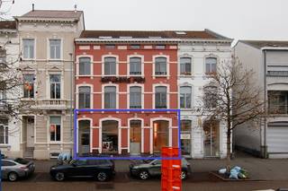 Uniek multifunctioneel pand.Dit uitzonderlijke pand biedt bijna 500 m² bruikbare ruimte, verdeeld over drie creatief met elkaar verbonden...