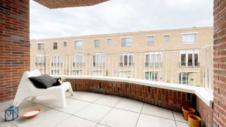 This spacious and energy-efficient apartment of approximately 116 m² is located in the charming 't Groen Kwartier, a peaceful yet central area near Berchem Station and within walking distance of the vibrant Zurenborg district.
The entrance hall leads to a bright living room with open-plan kitchen and beautiful light oak parquet flooring. Large windows provide plenty of natural light and access to a covered terrace of approximately 10 m², perfect for relaxing outdoors.
The modern white kitchen is fully equipped with a refrigerator with freezer compartment, combination microwave oven, induction hob and dishwasher. Adjacent is a large storage room offering ample extra space.
The apartment features 2 bedrooms overlooking the quiet inner courtyard. The bathroom includes a bathtub/shower combination, double washbasin and toilet. There is also a separate guest toilet.
An underground parking space can be rented for €140/month.
Common charges: €150/month
Electricity provision: €60/month
Gas and water to be contracted directly by the tenant.
Available from September 1, 2026.