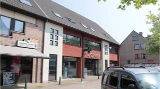 Zeer ruim en instapklaar <strong>duplexappartement met 3 slaapkamers</strong>, <strong>TERRAS </strong>en <strong>AUTOSTANDPLAATS</strong>.<br />Ideaal en centraal gelegen dichtbij diverse winkels en openbaar vervoer.<br />+ Energielabel B!<br />+ Goede mobiscore 7,9 op 10!<br /><br />Omvat een inkom, ruime en lichtrijke living, volledig ingerichte keuken, 3 bergingen, 3 ruime slaapkamers, badkamer met ligbad en dubbele wastafel en een autostandplaats.<br />Geen syndickosten !<br />#leukwonen #zedelgem<br /><br />Onmiddellijk vrij!