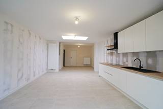 Deze gezellige volledig gerenoveerde gesloten bebouwing combineert comfort en energiezuinig wonen. De woning beschikt over 2 slaapkamers en...