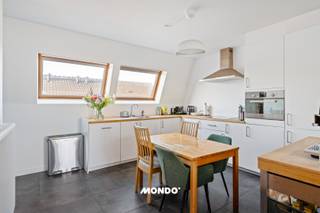 Découvrez ce magnifique appartement en duplex situé à Willebroek - un lieu de vie idéal pour ceux qui recherchent le confort, l'espace et une situation centrale.<br /><br />Cet appartement récent offre tout ce que vous cherchez :<br />2 grandes chambres<br />2 élégantes salles de bains, parfaites pour une famille ou pour ceux qui apprécient le confort supplémentaire<br />Un espace de vie agréable avec une cuisine ouverte, où convivialité et fonctionnalité se rejoignent<br />Une très grande terrasse ensoleillée, idéale pour se détendre ou recevoir des amis<br />Une place de parking qui rend la vie quotidienne plus facile<br />Local à vélos commun couvert<br />Un immeuble de petite taille sans ascenseur = faibles charges communes<br /><br />Grâce à l'excellente accessibilité via l'A12 et la N16, vous vous trouvez en peu de temps à la fois à Anvers et à Bruxelles.<br />De plus, les magasins, les écoles et les transports en commun se trouvent à deux pas - un emplacement de premier choix pour combiner confort et mobilité.<br /><br />L'appartement est actuellement loué à 970,00 EUR, ce qui en fait également une opportunité d'investissement intéressante pour ceux qui recherchent un bien immobilier avec un rendement immédiat.<br /><br />En bref : un duplex moderne et lumineux avec tous les atouts - espace, confort et une situation excellente entre les deux grandes villes.<br /><br />Plus d'informations ou une visite ?<br />Contactez Gino Haeck<br />gino@mondovastgoed.be<br />0489/30.20.01