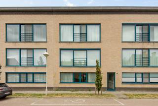 Zeer rustig en centraal gelegen gelijkvloers appartement met dubbele ondergrondse garagebox in Rumst centrum, op slechts 2 km van oprit E19 Antwerpen-Brussel.
Op wandelafstand van de Rupeldijk en de kleiputten., ideaal voor wandel- en fietsliefhebbers
Ruime lichte woonkamer met open ingerichte keuken (dubbele spoeltafel, grote koelkast, vaatwasser , elektrische kookplaat, dampkap, combi-oven).
Badkamer met nieuwe inloopdouche met thermostatische kraan en dubbel lavabomeubel.
Apart toilet met handenwasser.
Twee ruime slaapkamers met zicht en toegang op ruime tuin/terras en tuinhuis (wateraansluiting en buitenstopcontact).
Berging met grote ingemaakte kast & aansluiting wasmachine en droogkast
Parkeergelegenheid in de straat en in ondergrondse dubbele garagebox met automatische sectionaalpoort.
Buitenschrijnwerk: ALU kaders met dubbel glas en elektrische rolluiken achteraan.
Verwarming: individuele centrale verwarming op aardgas met vernieuwde ketel Bosch (2023)