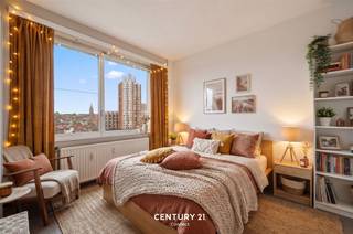 <p>Ben je op zoek naar een op te frissen appartement op een toplocatie in Leuven? Dit instapklare éénslaapkamerappartement van 50m² combineert modern wooncomfort met een rustgevend uitzicht en de nabijheid van alle voorzieningen.</p><p>Bij binnenkomst kom je terecht in een lichtrijke woonkamer die dankzij de grote ramen baadt in natuurlijk licht en tegelijk volop privacy biedt. Vanuit de woonkamer stap je in de keuken voorzien van aansluiting voor wasmachine, Momenteel is de keuken nog afgesloten van de leefruimte, maar deze kan eenvoudig worden opengemaakt. Zo creëert u een ruime, hedendaagse open keuken die naadloos aansluit op de leefruimte – ideaal voor een moderne en gezellige woonbeleving.    Het appartement heeft één slaapkamer, deze is voorzien van een ensuite badkamer met bad/douche, Lavabo en toilet.</p><p>Het appartement onderscheidt zich door zijn unieke troeven: overvloedige lichtinval zonder inkijk en een prachtig uitzicht op de Dijle, Tweewaters en het omliggende groen. Daarbovenop geniet je van een bewonersparking en een gemeenschappelijke fietsenstalling.</p><p>De perfecte keuze voor jonge koppels, alleenstaanden of investeerders midden in de bruisende stad. Interesse? Bel ons op 016 229 228 of mail office@connect-immo.be</p><p>EPC:  kWh/m² - UC:  - Label <br />Wg-Gvv-Gvkr-Gdv</p>