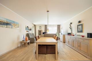 <p><span>Au cœur de Burcht, vous trouverez cet appartement prêt à emménager et économe en énergie, à vendre. Commerces, écoles, crèches, transports en commun et de nombreuses infrastructures sportives et de loisirs sont accessibles à pied. L'appartement bénéficie d'un emplacement central, tout en étant situé dans un quartier calme.</span></p><p><span> </span></p><p><span>Il est situé au deuxième étage d’un immeuble avec ascenseur. Le séjour est spacieux et lumineux et donne accès à une belle terrasse. La belle cuisine ouverte et bien équipée renforce encore davantage cette sensation d’espace dans le séjour.</span></p><p><span> </span></p><p><span>Les chambres sont équipées d’armoires encastrées sur mesure de grande qualité, qui offrent un confort supplémentaire et permettent une utilisation optimale de l’espace.</span></p><p><span> </span></p><p><span>De plus, l’appartement dispose d’un</span><span>carport/place de parking privative</span><span> fermée</span><span> </span><span></span><span>, d’un local à vélos séparé et d’un local à poubelles commun. Les </span><span>8 panneaux solaires privés</span><span> contribuent à la faible consommation d'énergie, ce qui se traduit par une excellente performance énergétique avec un </span><span>label EPC A.</span></p><p><span> </span></p><p><span>Agencement</span><span>:</span></p><p><span>- hall d'entrée</span></p><p><span>- salon spacieux et lumineux</span></p><p><span>- cuisine entièrement équipée<br />- débarras/buanderie</span></p><p><span>- terrasse ensoleillée et au calme </span></p><p><span>- des toilettes pour invités</span></p><p><span>- première chambre avec placards intégrés</span></p><p><span>- deuxième chambre avec placards intégrés</span></p><p><span>- salle de bains avec baignoire, douche et meuble-lavabo </span></p><p><span>- abri de voiture privatif à acheter pour 15 000 euros </span></p><p><span>- local séparé pour les vélos et les poubelles</span></p><p><span> </span></p><p><span>Atouts</span></p><p><span>- Récente et économe en énergie</span></p><p><span>- 8 panneaux solaires privés<br />- Tout le confort &amp; finitions soignées</span></p><p><span>- Surface habitable de 86 m² + terrasse de 7 m²</span></p><p><span>- Label EPC A</span></p><p><span> </span></p><p><span>Cet appartement économe en énergie et aux finitions soignées vous intéresse ? Répondez à cette annonce et nous nous ferons un plaisir de vous contacter pour organiser une visite.</span></p><p><span>Vous recherchez un autre bien immobilier, un investissement ou vous souhaitez connaître la valeur de votre bien ? Chez BOLT Immo, vous êtes à la bonne adresse ! Nous serons ravis de vous aider.</span></p><p><span> </span></p>