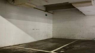 <p>Parkeerplaats in een recent gebouw op een uitstekende locatie.</p>
<p>Hoogte: maximum 2m</p>
<p>Lengte: 5m</p>
<p>Breedte: 2,35m</p>
<p>Direct beschikbaar.</p>